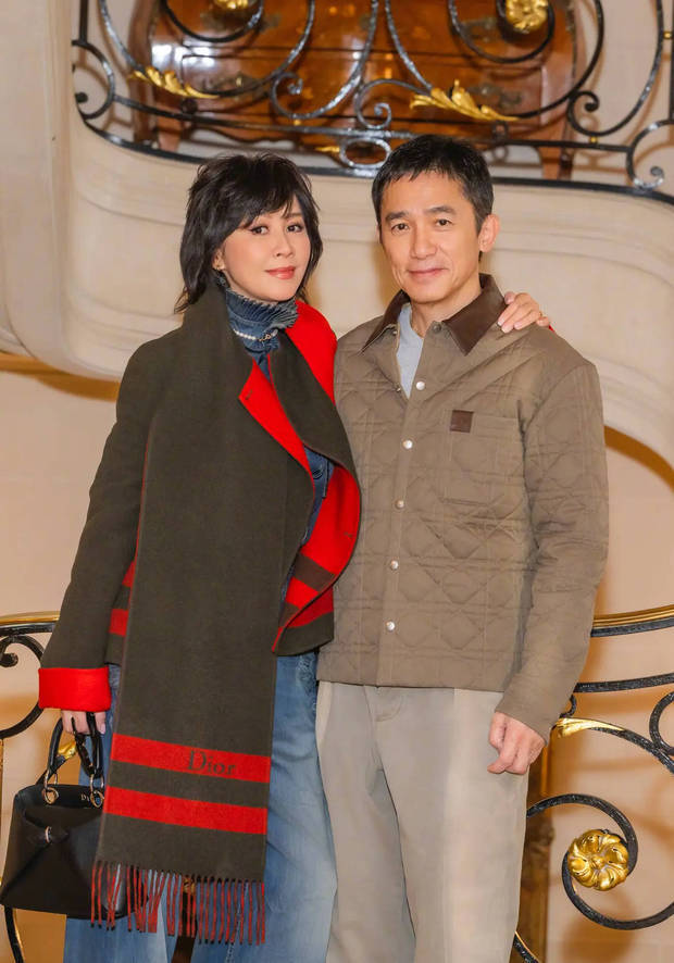 刘嘉玲梁朝伟楼梯旁相拥。