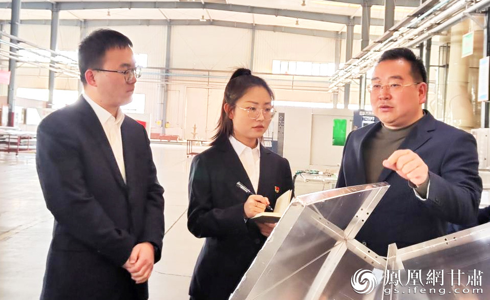 工商银行兰州分行工作人员深入企业送贴心服务　工商银行兰州分行供图