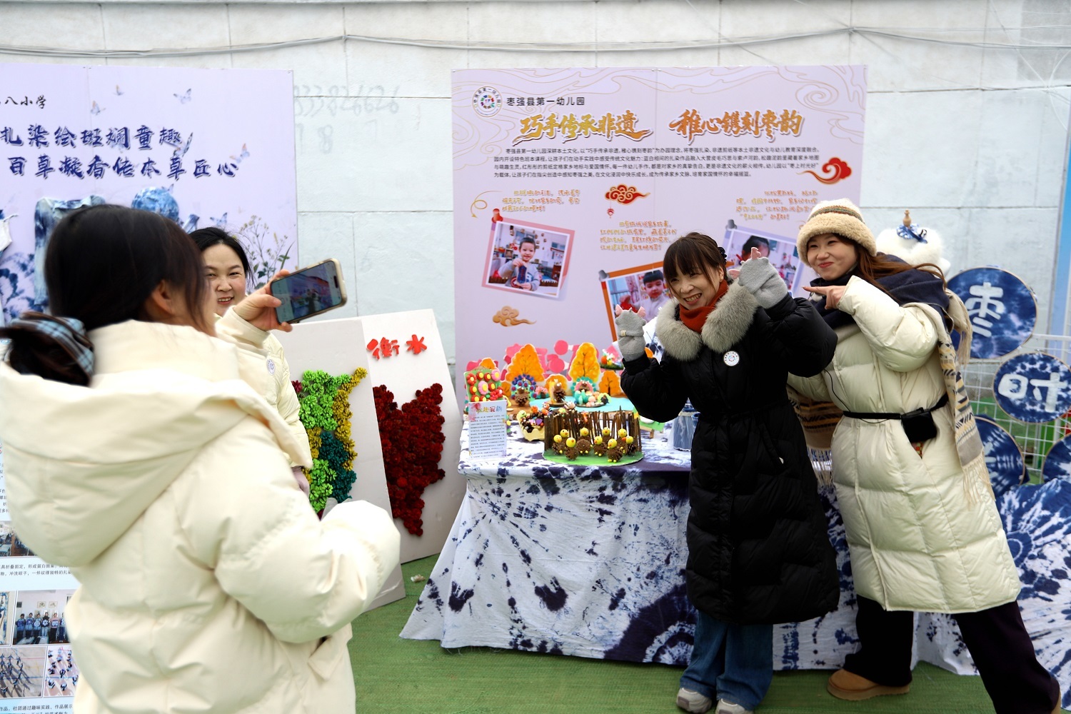 1月16日,河北省衡水市2026年“三下乡”集中示范服务活动枣强县恩察镇主会场“新时代乡村文化大集”上,当地村民群众在文创作品前合影留念。尹鹏举 摄