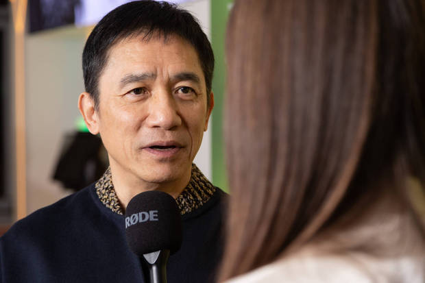 梁朝伟接受媒体采访。