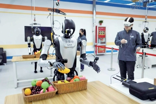 乐聚(济南)人形机器人数据训练中心内的训练场景 受访者供图