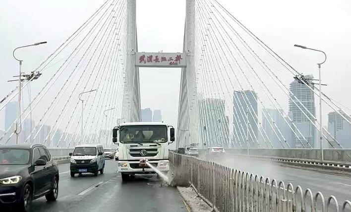 身背70^o^C热水和液态融雪剂，武汉首台液态融雪剂撒布车高效融雪 通讯员供图