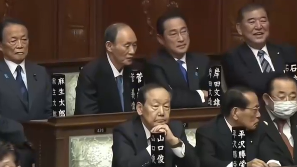 日本众议院解散现场，四位前首相同框，石破茂拒绝跟着喊“万岁”