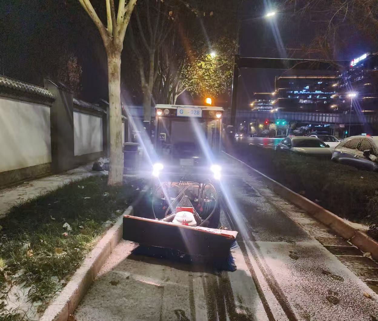 以雪为令！迎战冰雪！西安高新区昼夜奋战 全力确保群众出行顺畅