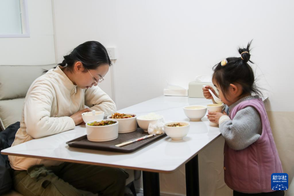 1月17日,外来务工者的孩子在甘肃省陇南市两当县的两当宾馆共享食堂内就餐。新华社记者 郎兵兵 摄