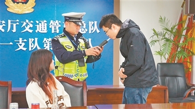 记者喝无醇酒后进行酒精测试