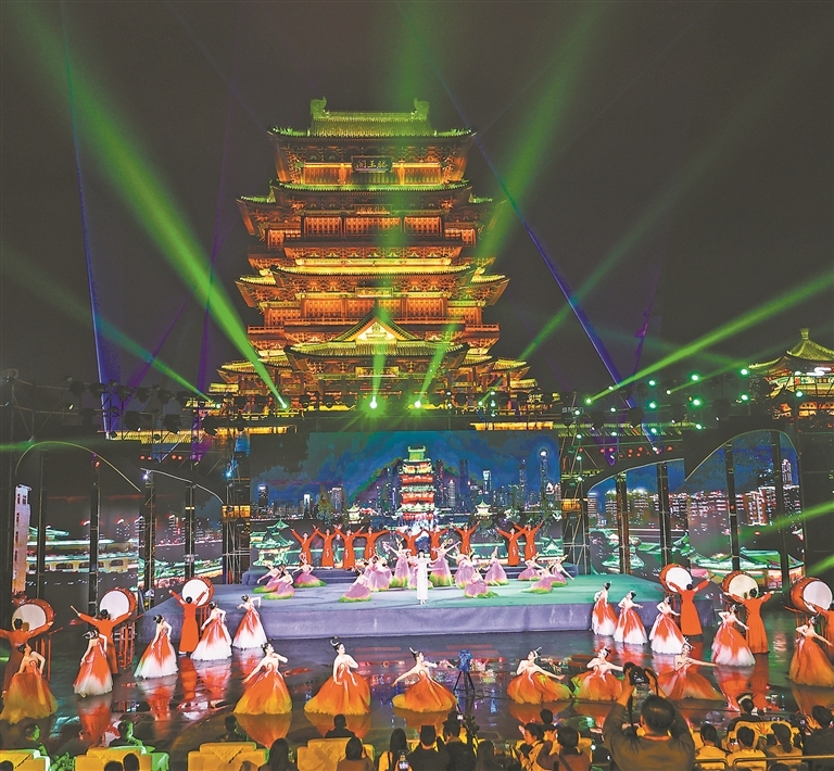 冬日里，滕王阁景区举行表演活动。本报全媒体记者 洪子波摄