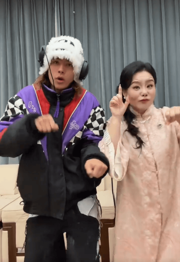 雅酷是中德混血，立体五官与爸爸很相似。