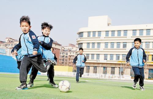 1月16日，雄安新区安新县雁翎小学操场上，孩子们正进行足球训练。 本报记者 刘光昱摄