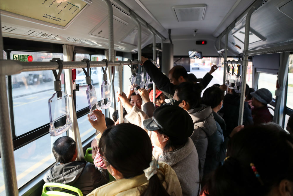 1月17日,群众在甘肃省陇南市两当县乘坐免费公交出行。新华社记者 郎兵兵 摄