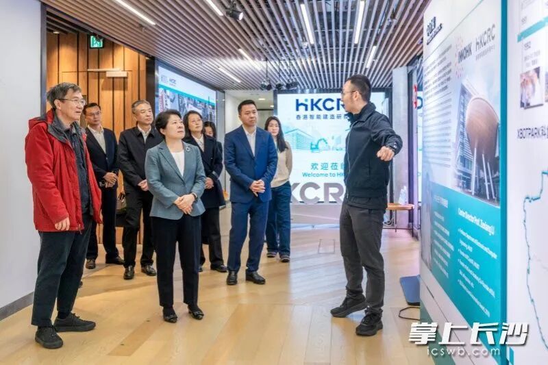 吴桂英来到香港科学园,参观智能建造研发中心。