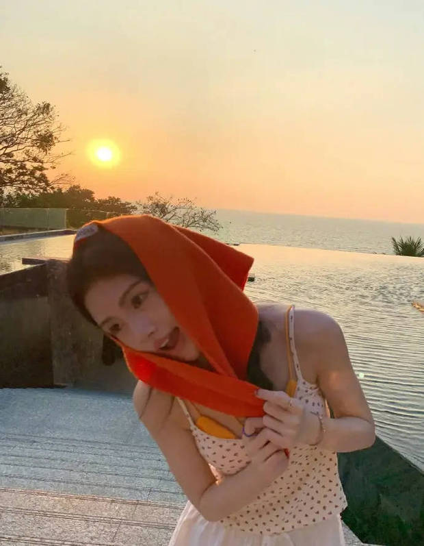 鞠婧祎姿态松弛自然，裙摆随风翻飞。