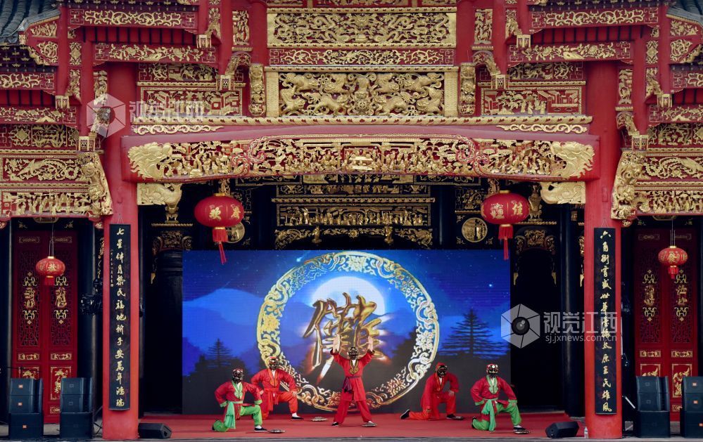 2026年1月26日，在江西景德镇市乐平市接渡镇子安社区杨子安村古戏台上，来自景德镇非遗“村晚”活动的演职人员正向当地村民表演精彩的国家级非物质文化遗产——傩舞《天开辟地》。