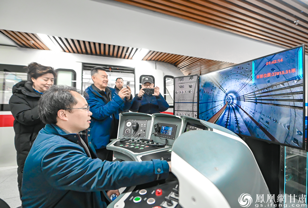甘肃省政协港澳委员体验地铁模拟驾驶
