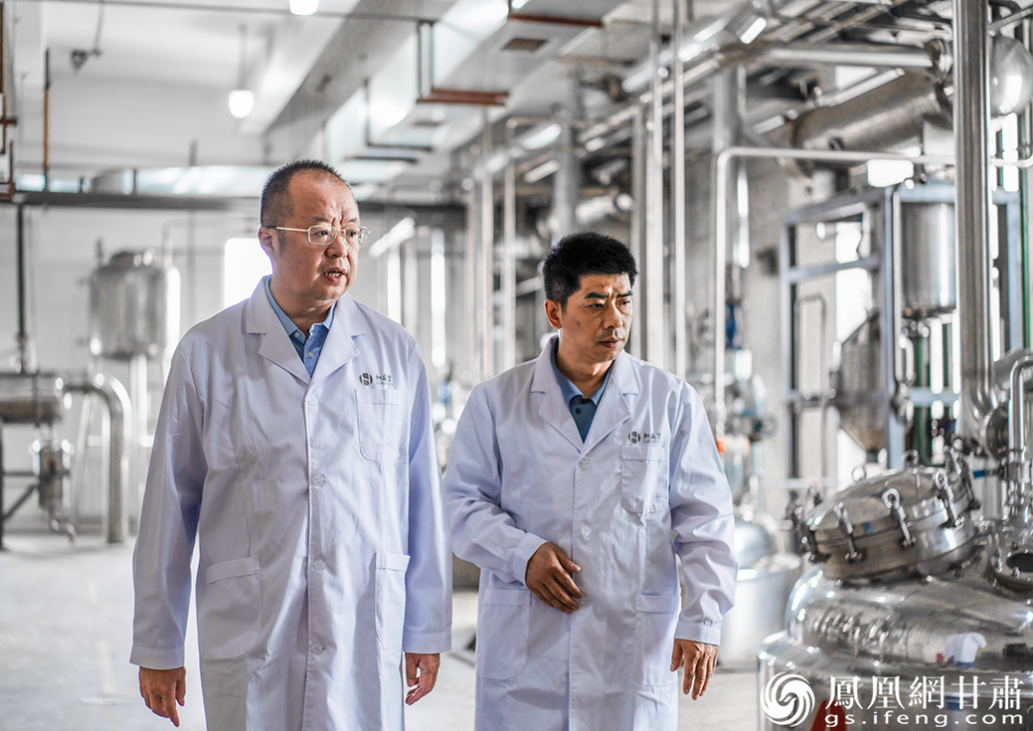 夏祥(左)在药品生产一线调研 兰州和盛堂制药股份有限公司供图
