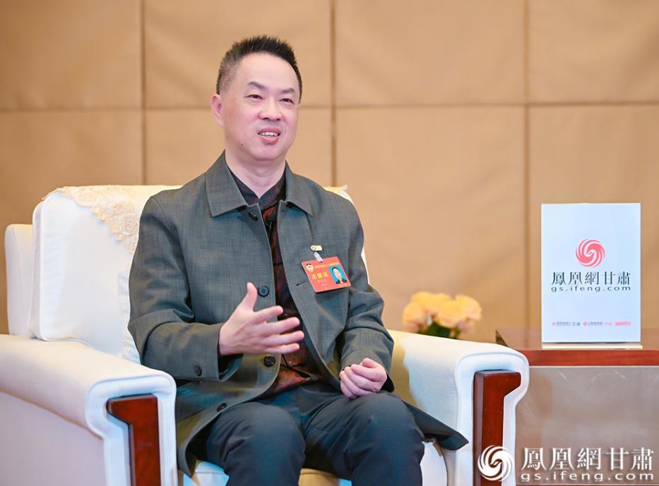 甘肃省政协住香港委员陈劲力表示，恢复修族谱的文化传统可以培养中国人因枝寻本意识。
