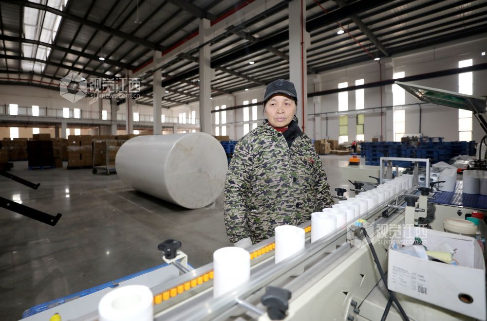 2026年1月26日，江西省吉安市峡江县工业园区一纸业公司生产车间内，工人在赶制产品订单。