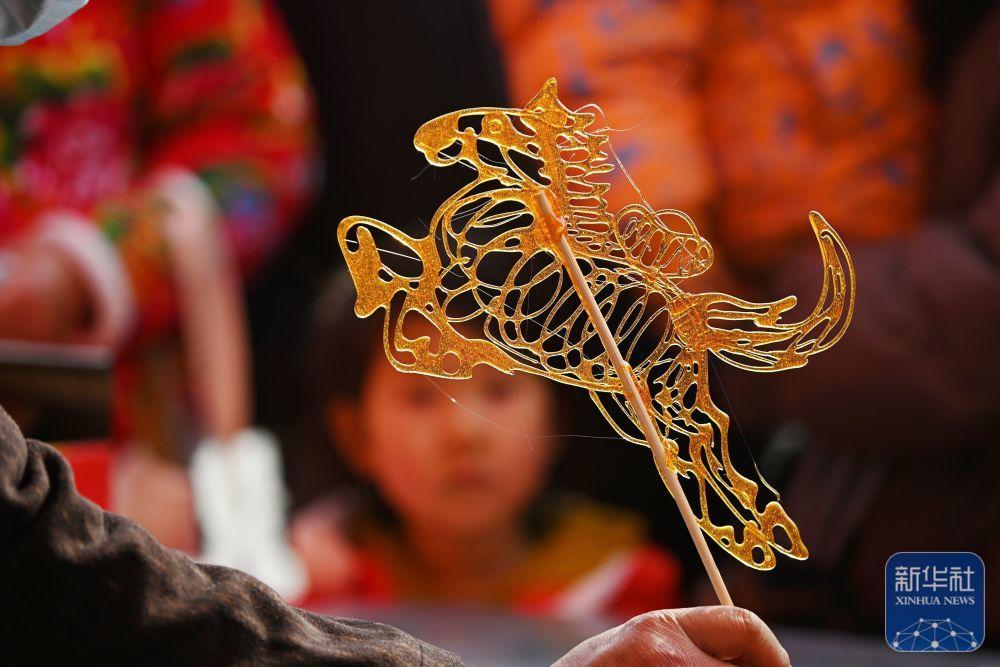 1月25日,在山东省滕州市,民间艺人在制作糖画“奔马迎春”。新华社发(李志军 摄)