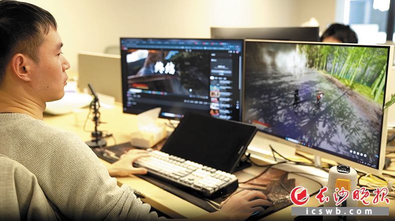轻倚科技创始人可唯在打磨游戏“切片”。 长沙晚报全媒体记者 尹昊天 摄