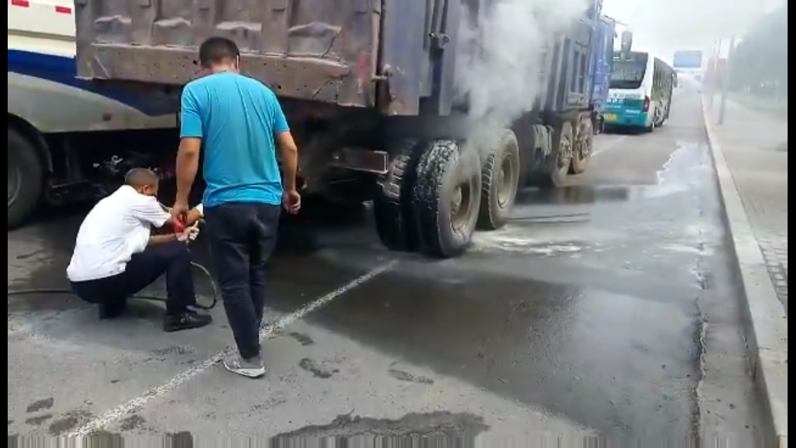 再临火场，他依旧是逆行的勇士！路遇罐车起火 城运司机王克礼化身“救火英雄”