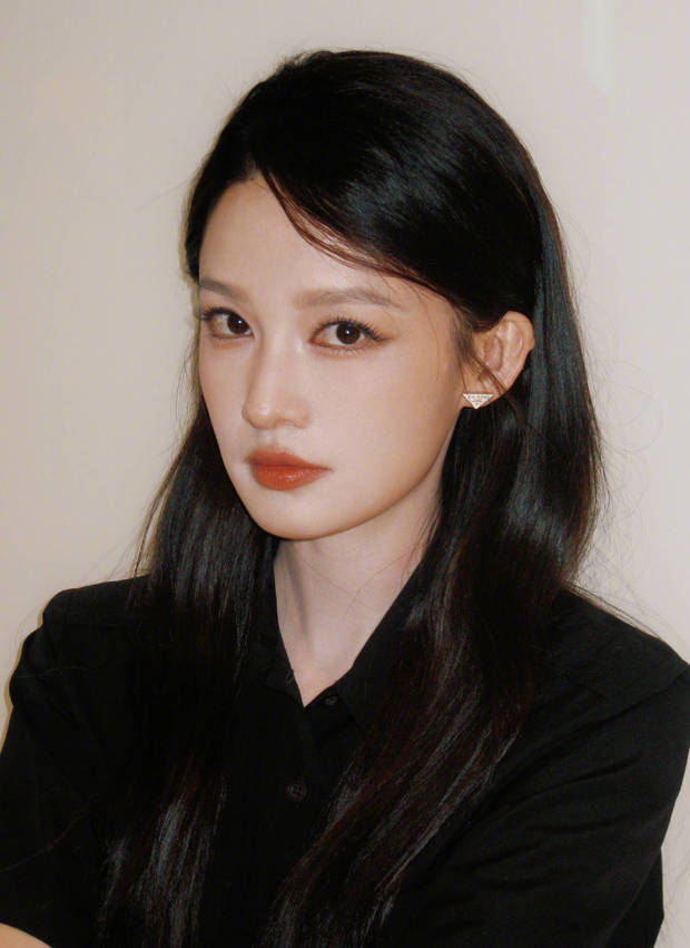 李沁黑衬衫配钻饰耳坠，眼神澄澈清甜。