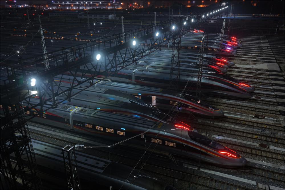 长沙动车运用所内，上百组复兴号动车组集结完毕，全力守护春运旅途。（陈天学 摄）
