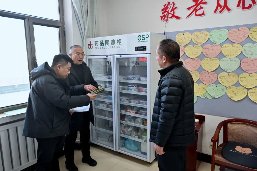 白银市纪委监委第二监督检查室和派驻市委组织部纪检监察组“室组”联动，深入市福利院，监督检查养老惠民资金发放、食材采购、药品管理、餐厨卫生等情况。（张攀龙　摄）