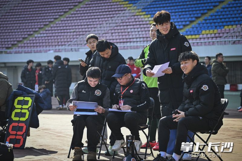 选拔现场，工作人员进行选拔人员分组。