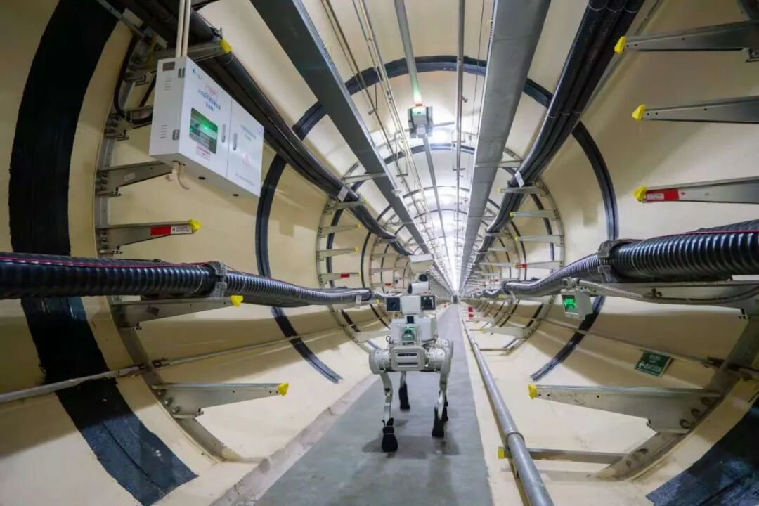 四足機器人在電纜隧道內(nèi)自主開展線路巡視和帶電檢測