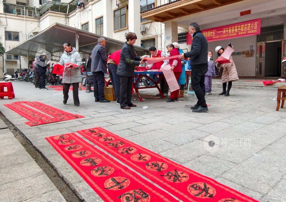 江西分宜：写春联 送祝福（图）