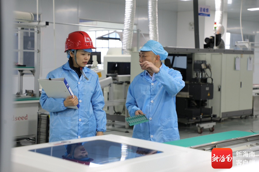 海口供电局工作人员协助高新技术产业园区客户开展安全用电检查。通讯员 杨永光 摄