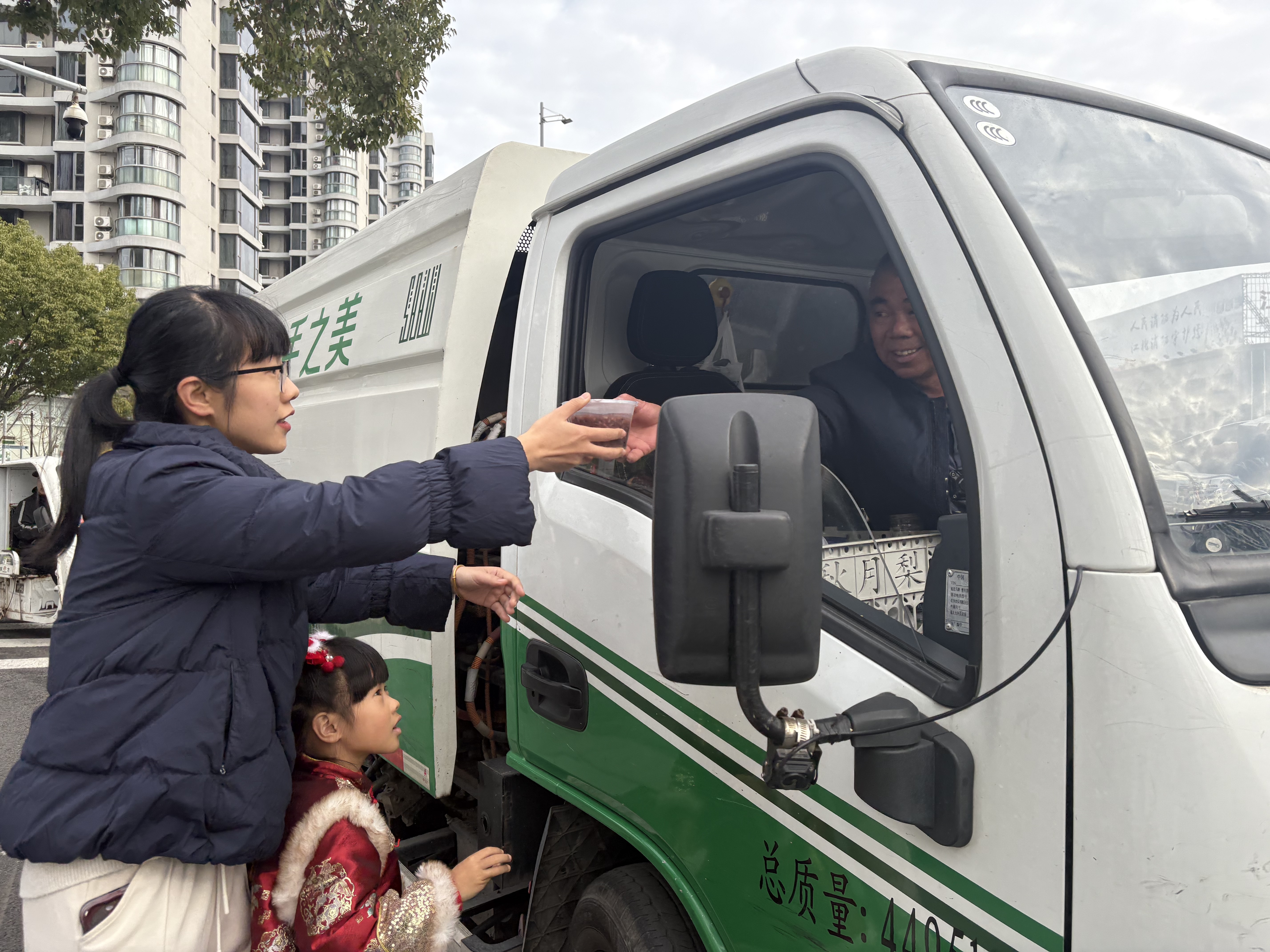 粥暖腊八 情系一线 江北“娘家人”开展暖心劳动者行动