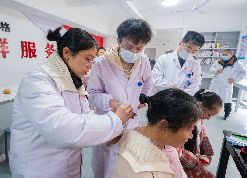 抚州多地开展暖心腊八活动：从一碗粥到一份健康，服务送到家门口