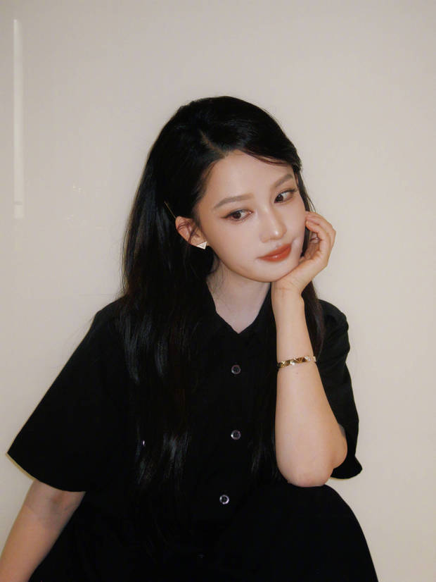 李沁垂眸浅笑。