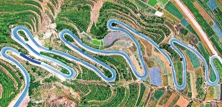 乡村道路蜿蜒美如画 蔺红霞