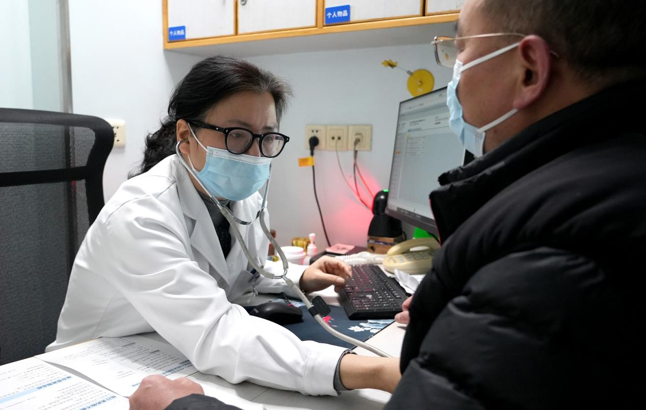 王娓主任为患者做检查