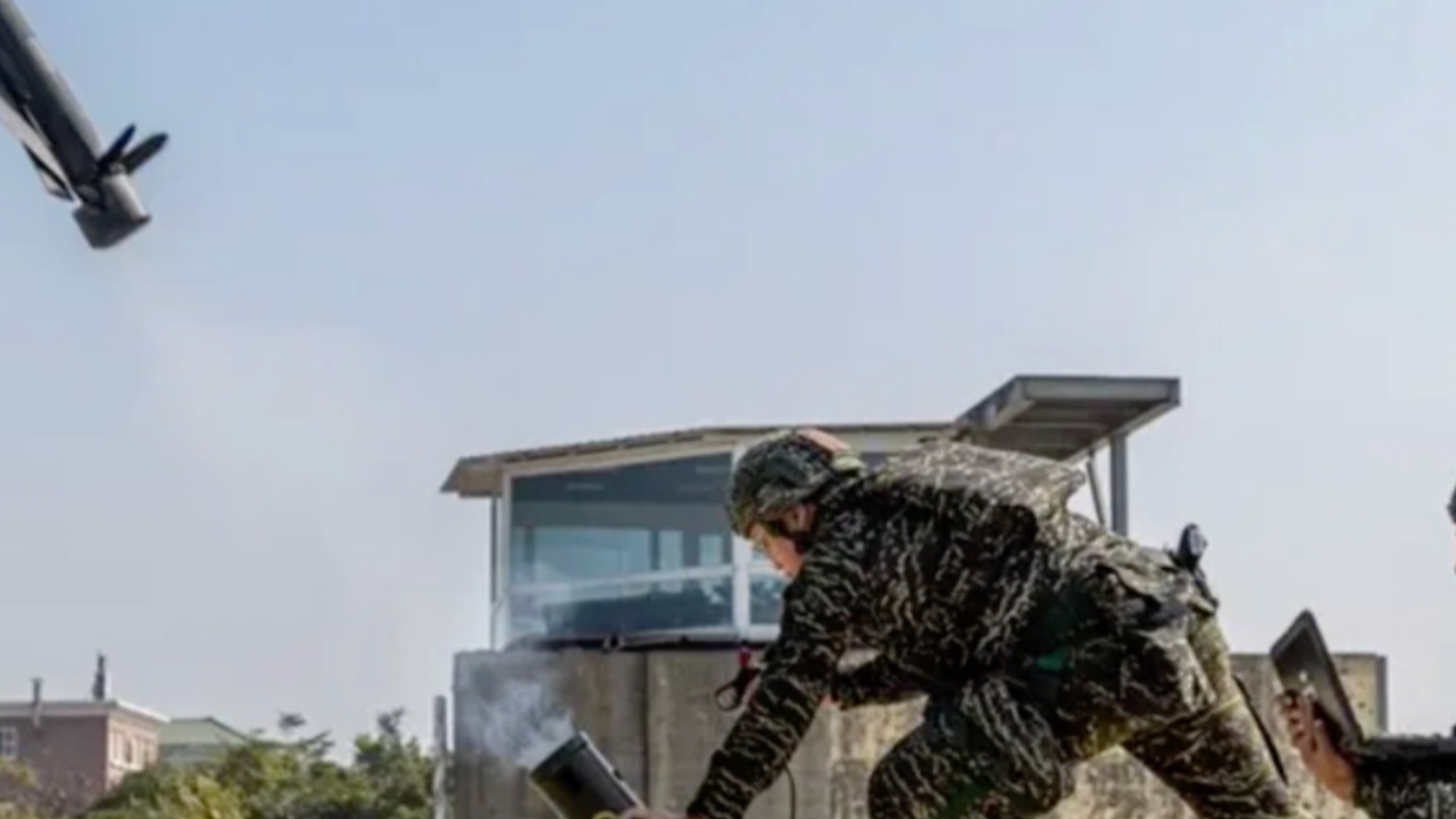 台媒：台军首次展示“劲蜂一型”攻击无人机性能，仅5秒就坠地，“台版弹簧刀”钝了！岛内网友：台军实力不够