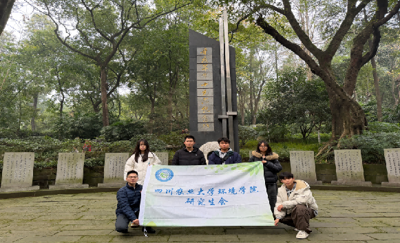 图为队员调研辛亥革命十先烈纪念碑 杨扬供图