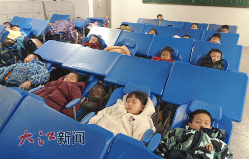 南昌市铁路第一学校教育集团抚生路校区内，一年级小学生用上了“可躺式”课桌椅。