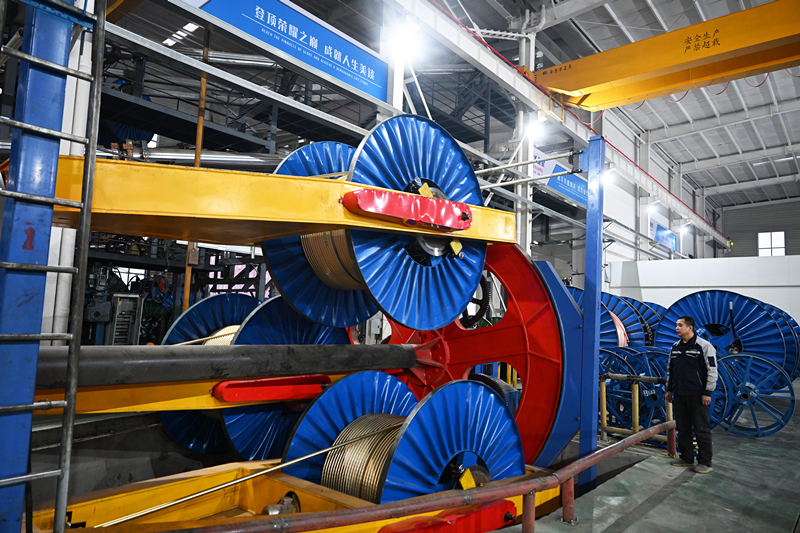 近日，位于宁晋县黄儿营西村工业园区的亚星线缆集团有限公司，工人在高压电缆车间巡检。