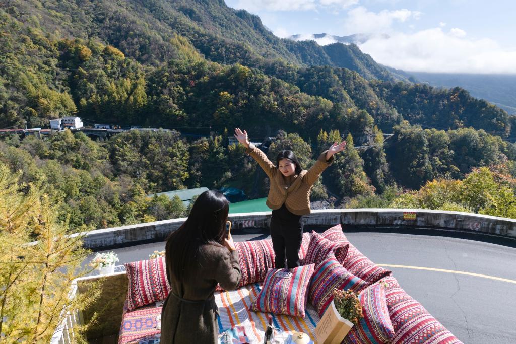 2025年10月30日，游人在安康市镇坪县化龙山一处咖啡馆的露台上拍照（无人机照片）。新华社记者邵瑞 摄