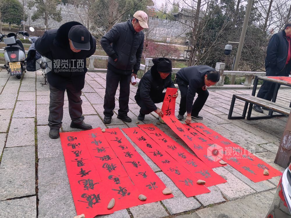 1月29日，江西省永丰县恩江镇塘仔角开展“迎新春 写春联 送祝福”活动，把浓浓的年味和新春的祝福送到社区居民群众的手中、心上。