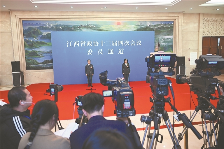 1月26日，省政协十三届四次会议举行首场“委员通道”集体采访活动，6位省政协委员与现场记者面对面互动交流，聚焦热点话题，回应社会关切，凝聚发展合力。本报全媒体记者 洪子波摄