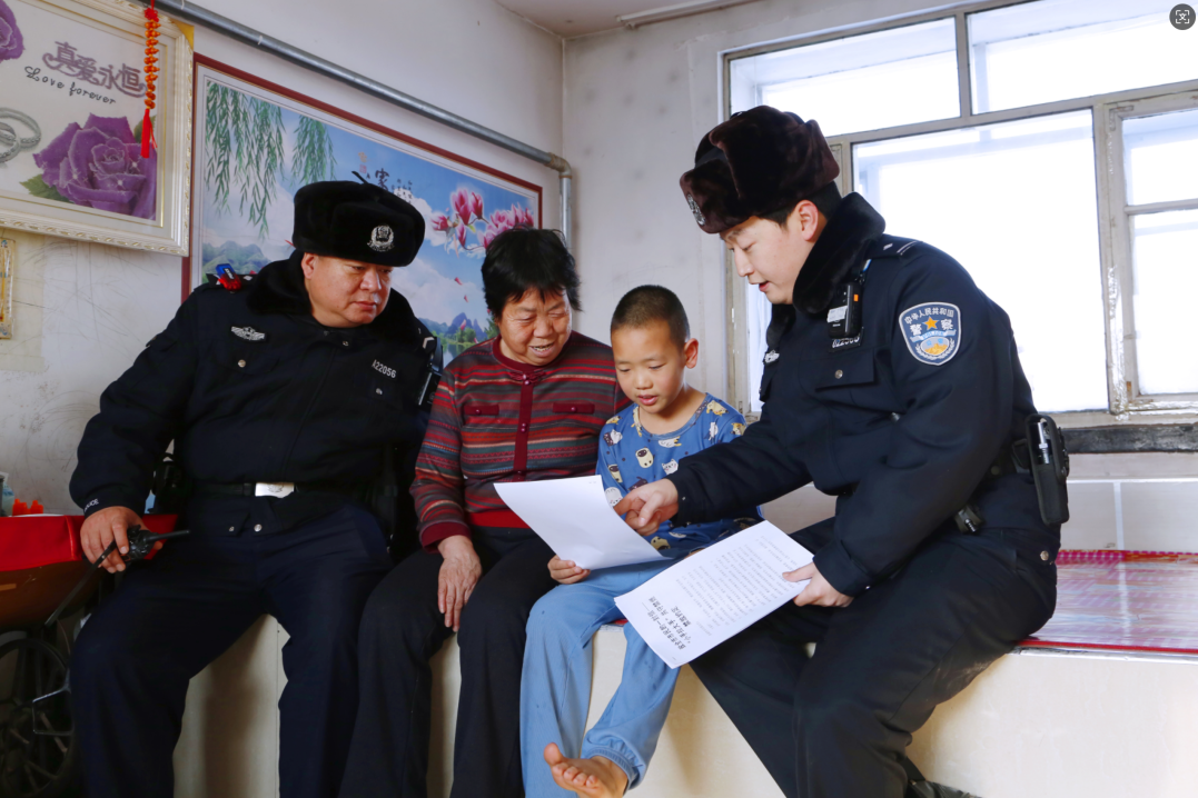 阿城分局民警走进村民家中宣讲烟花爆竹安全知识