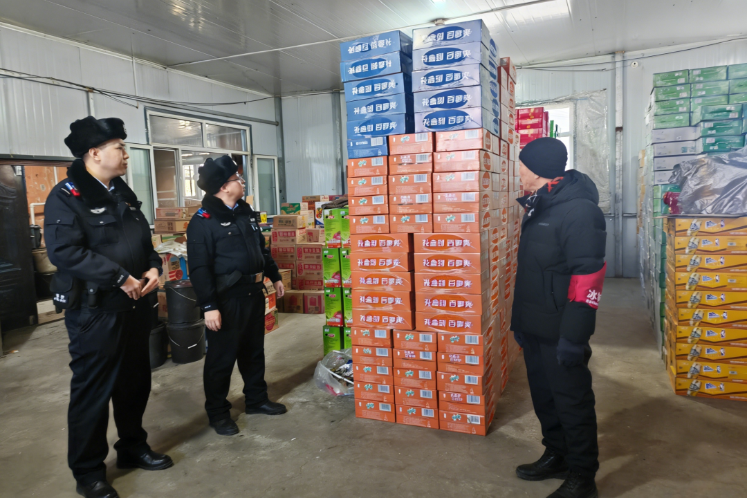呼兰分局民警带领“冰城红警”深入村屯库房检查是否存在非法储存烟花爆竹情况