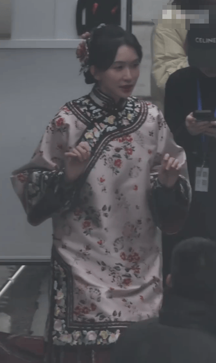 搜狐娱乐讯 25日，林志玲新剧路透曝光，她时隔八年再拍戏，客串了杨紫的新剧《玉兰花开君再来》，状态好棒！