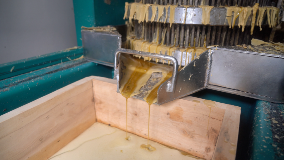 柞水：村办小工厂 富农更暖心