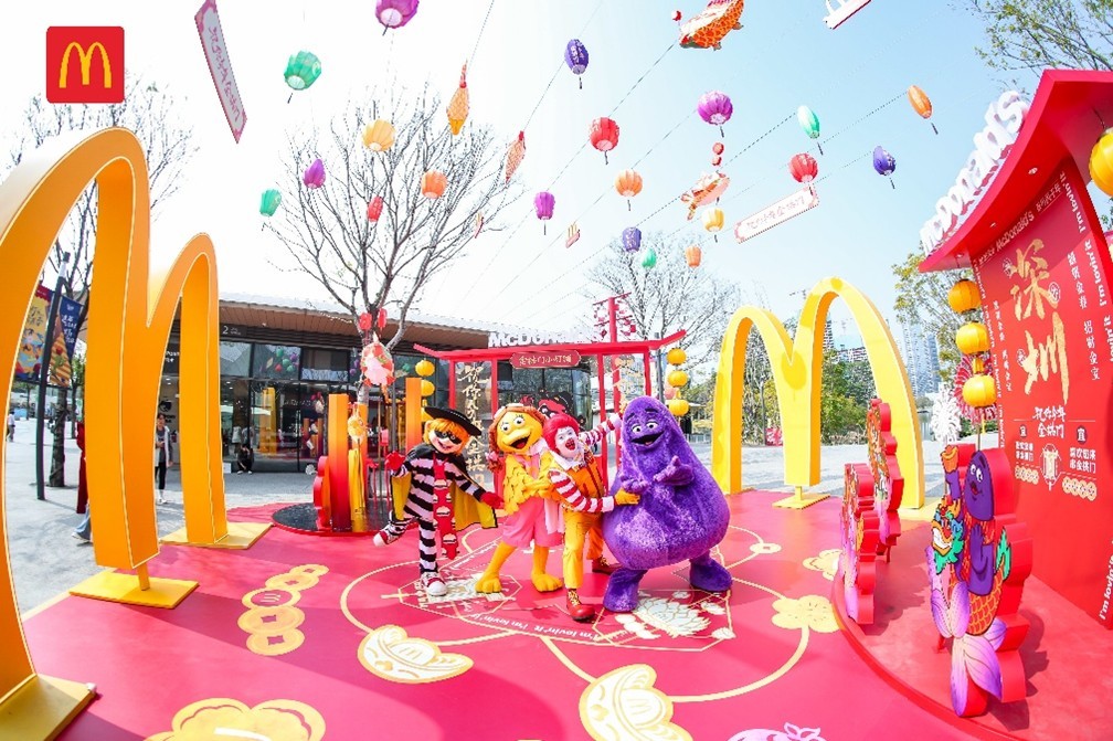 位于深圳大运天地中央广场北区的深圳麦当劳“祝你今年金拱门”新春快闪活动,打卡有机会获得新春好礼