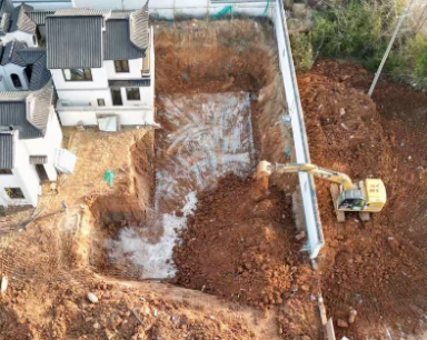武汉一别墅业主挖3米深坑建景观池 执法部门回应
