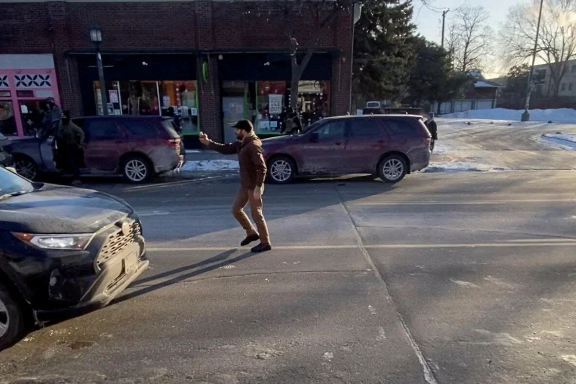 美媒逐帧还原明州枪击经过:现场画面与目击者证词均与官方通报相悖